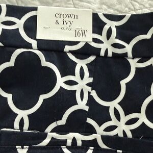 Crown & Ivy Curvy Navy and White shorts